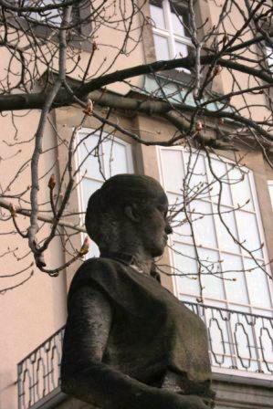 Weberplatz Figur im Eingangsbereich